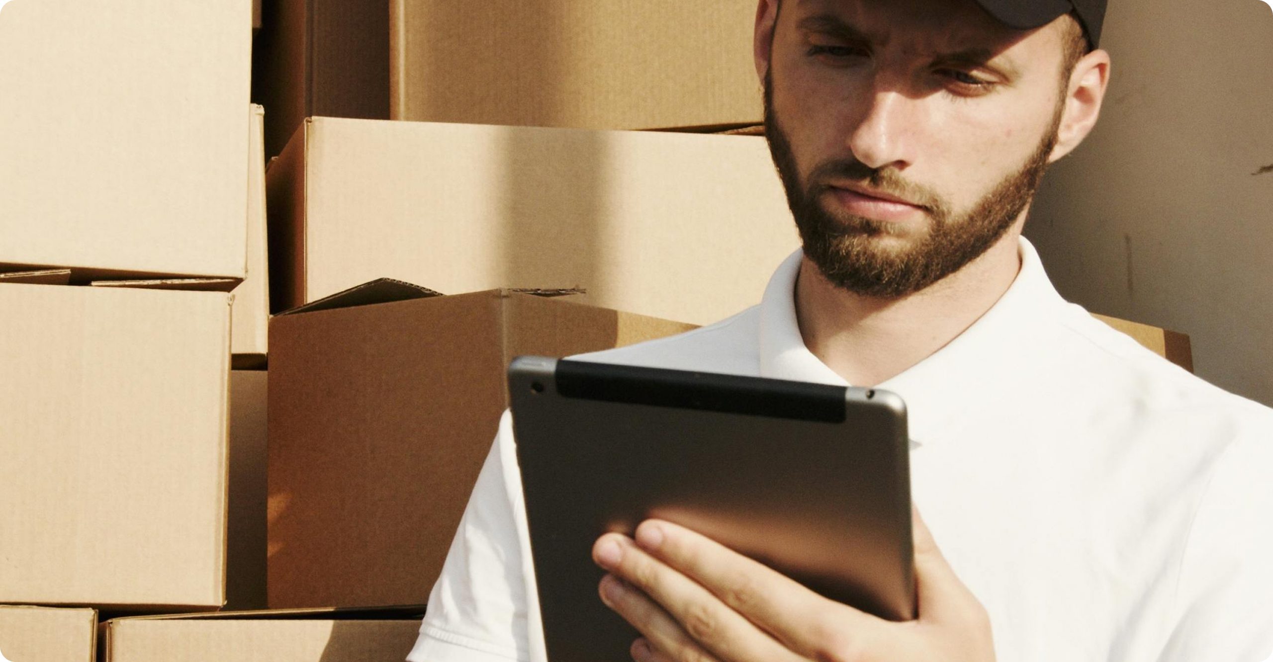 Ein Mann mit einem Tablet in der Hand